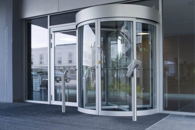 alyuminievuyu_vhodnuyu_dver_cena-1-1024x794